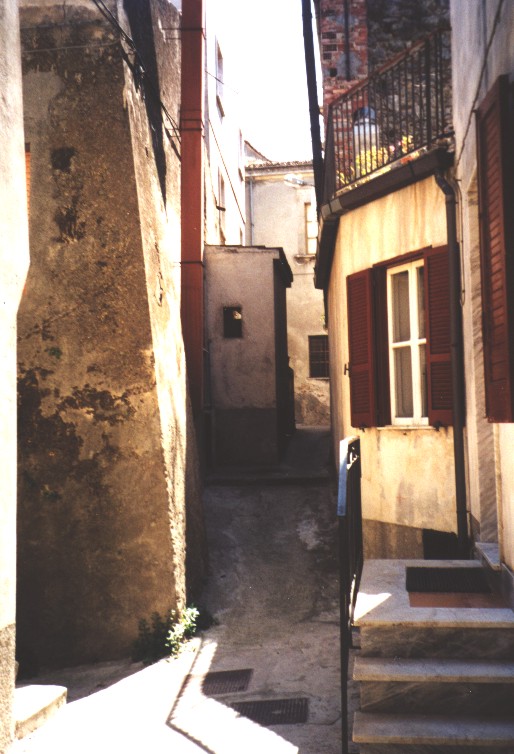 eine durchschnittliche Gasse in Italien